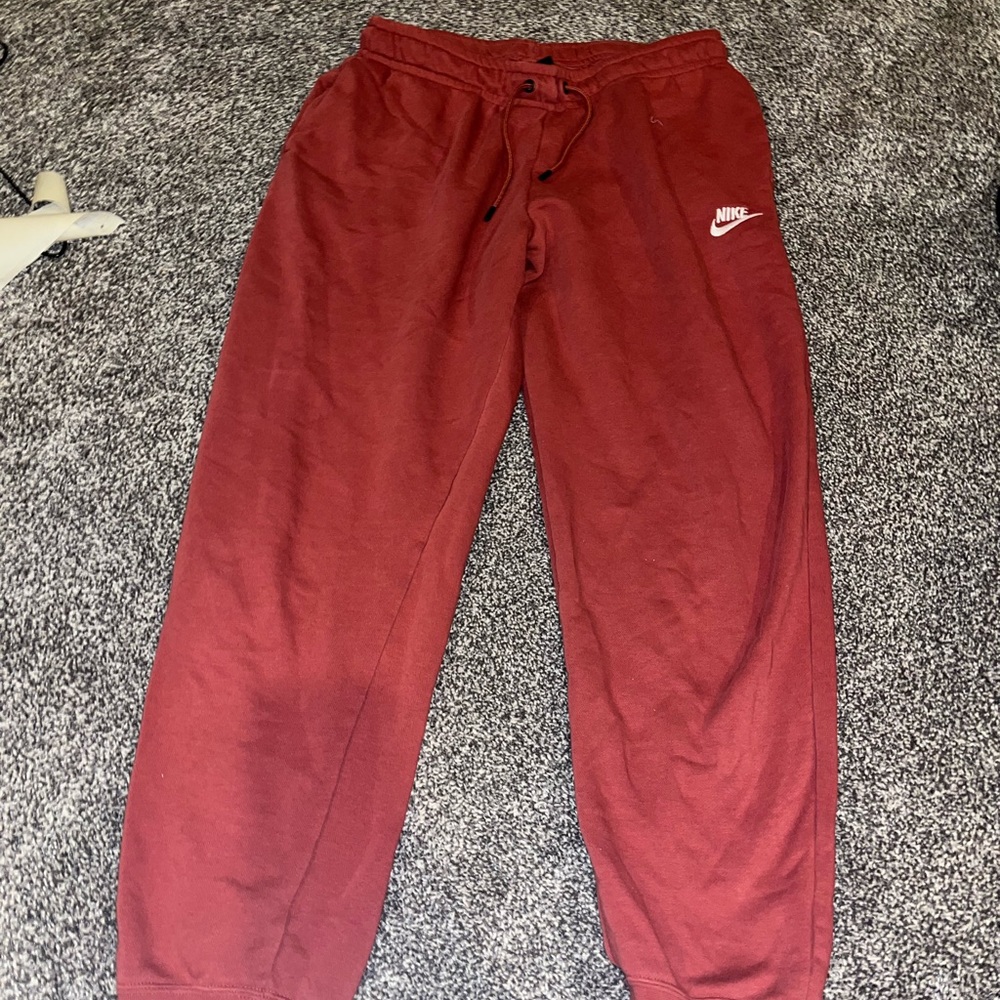 maroon nike sweatpants